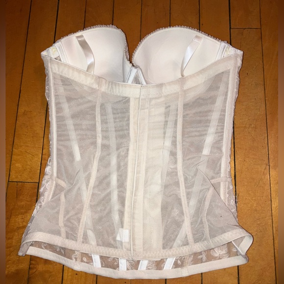 Beautiful lace corset top - Picture 7 of 9